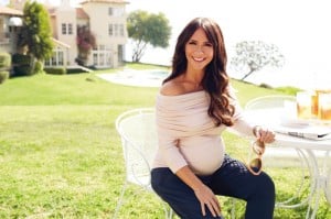 Pregnant Jennifer Love Hewitt for A Pea in The Pod