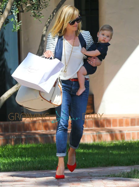 Reese Witherspoon & Son Tennessee Stop By A Friends House