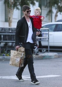 Robin Thicke shops with his son Julian at Bristol Farms