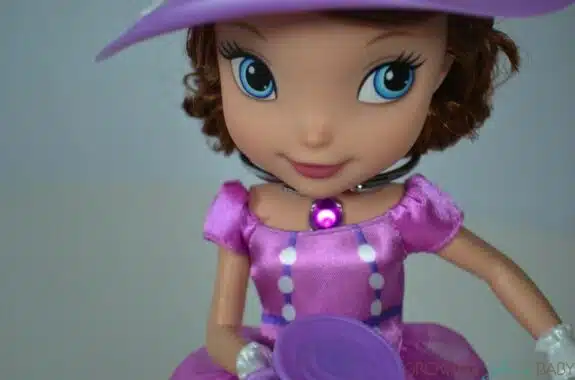 Sofia The First Tea Party Picnic - amulet glowing