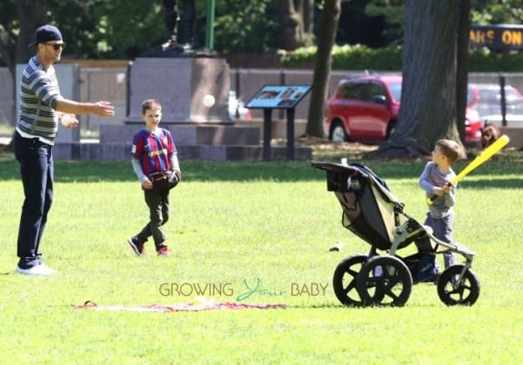 Tom Brady Plays baseball with his sons John and Benjamin