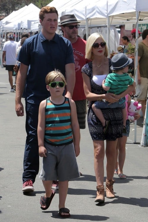 Tori Spelling and Dean McDermott at the Malibu market with their kids