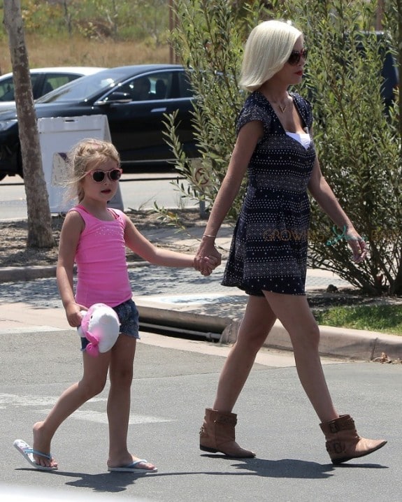 Tori Spelling and daughter Stella at the Malibu market