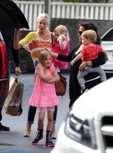 Tori Spelling out shopping with her kids Hattie, Finn and Stella