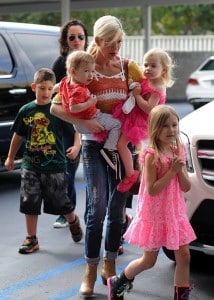 Tori Spelling out shopping with her kids Hattie, Finn, and Stella