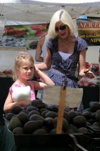 Tori Spelling with daughter Stella at the Malibu market