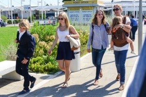 Uma Thurman arrives in Venice with kids Maya, Levon and Luna