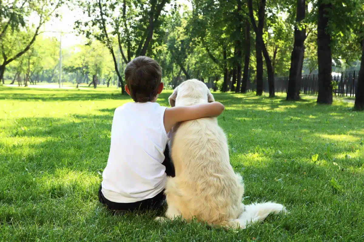 Licking boy girl. Обнимает собаку. Мальчик обнимает собаку. Обнимашки с собакой. Мальчик с собакой в парке.