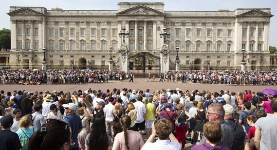 crowds outside of Buckingham Palace Wait for the baby announcement