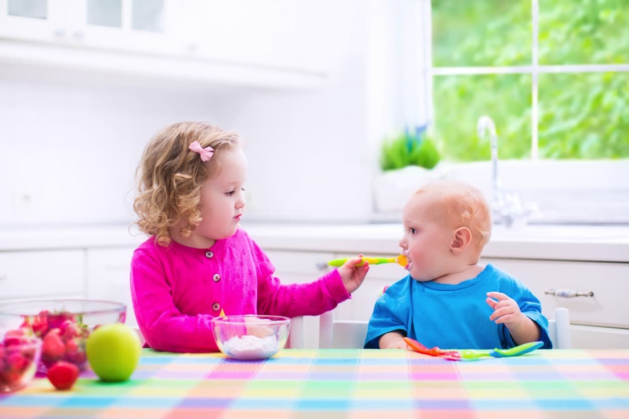 kids eating yogurt