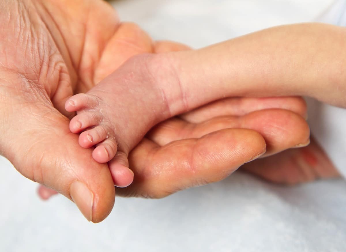 newborn baby feet - Growing Your Baby