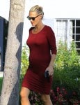 pregnant Molly Sims leaves a therapy class